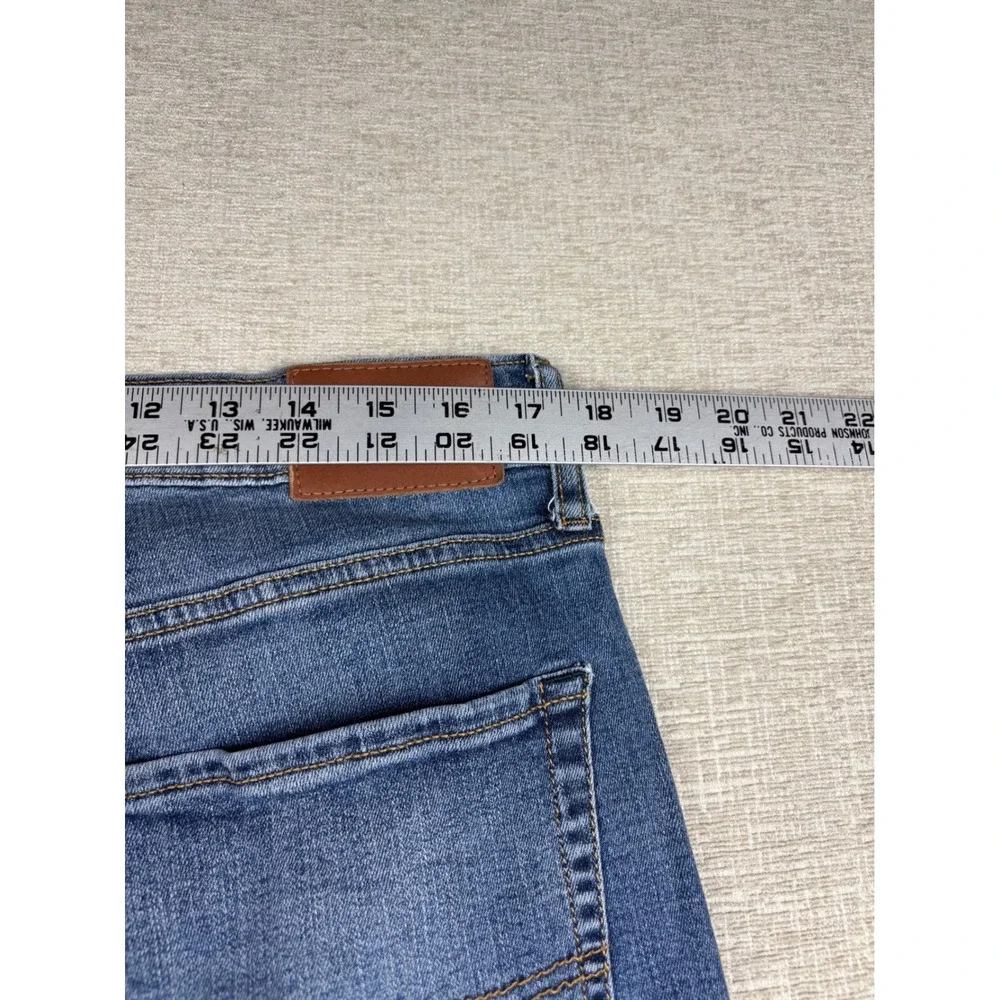 Lucky Brand 221 Mens 34x32 Straight Leg Medium Wash Blue Denim Jeans